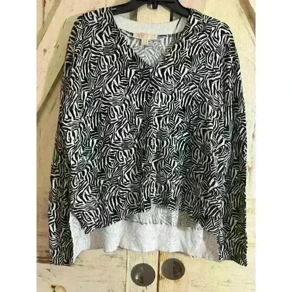 NWT Michael Kors Women's Zebra V-Neck‎ Light Pullover Size M-Black & White